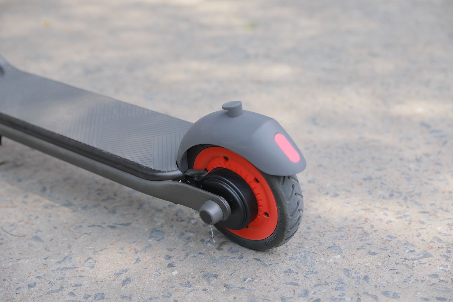 Ninebot eKickScooter ZING C20_Lifestyle pictures_Rear fender brake
